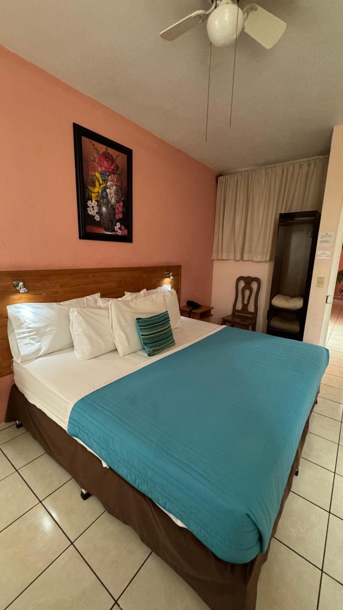 Hotel Ana Isabel Zamora  Extérieur photo