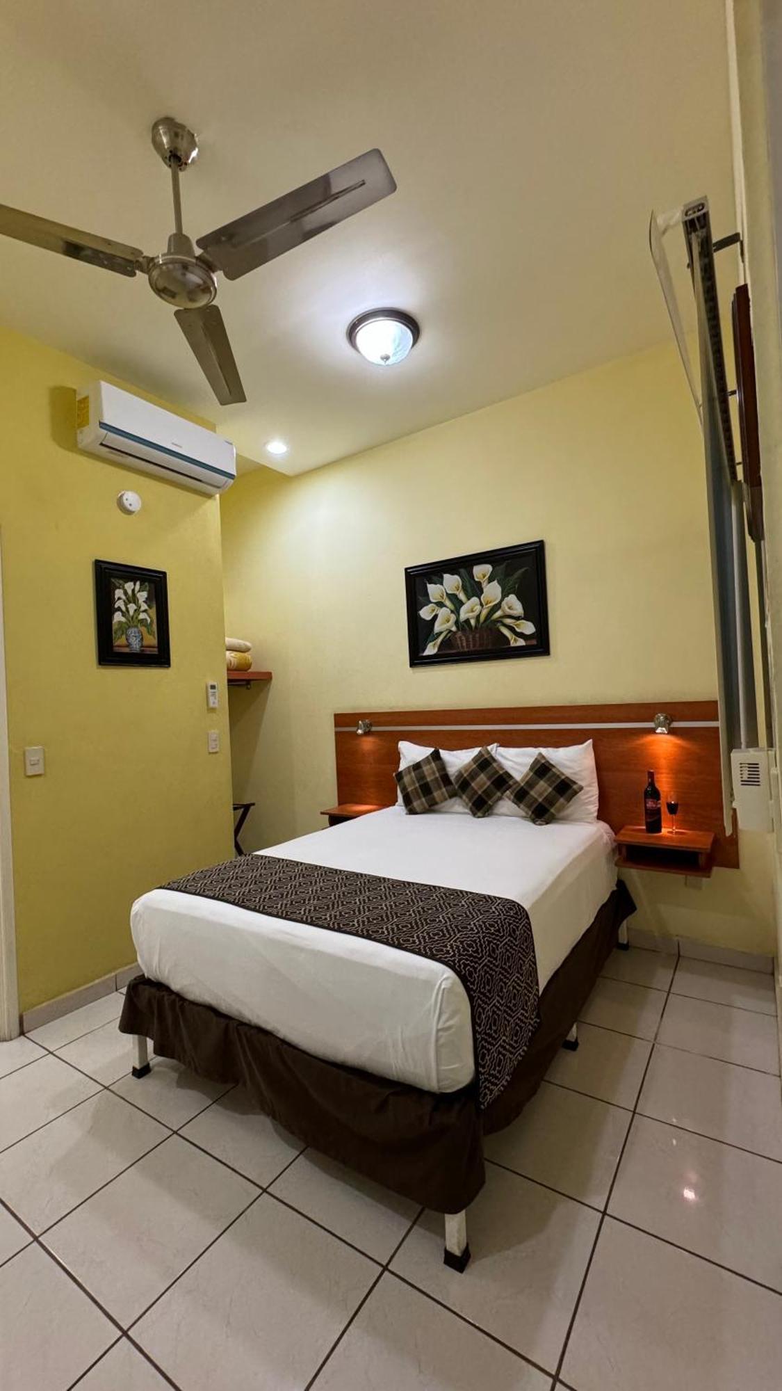 Hotel Ana Isabel Zamora  Extérieur photo